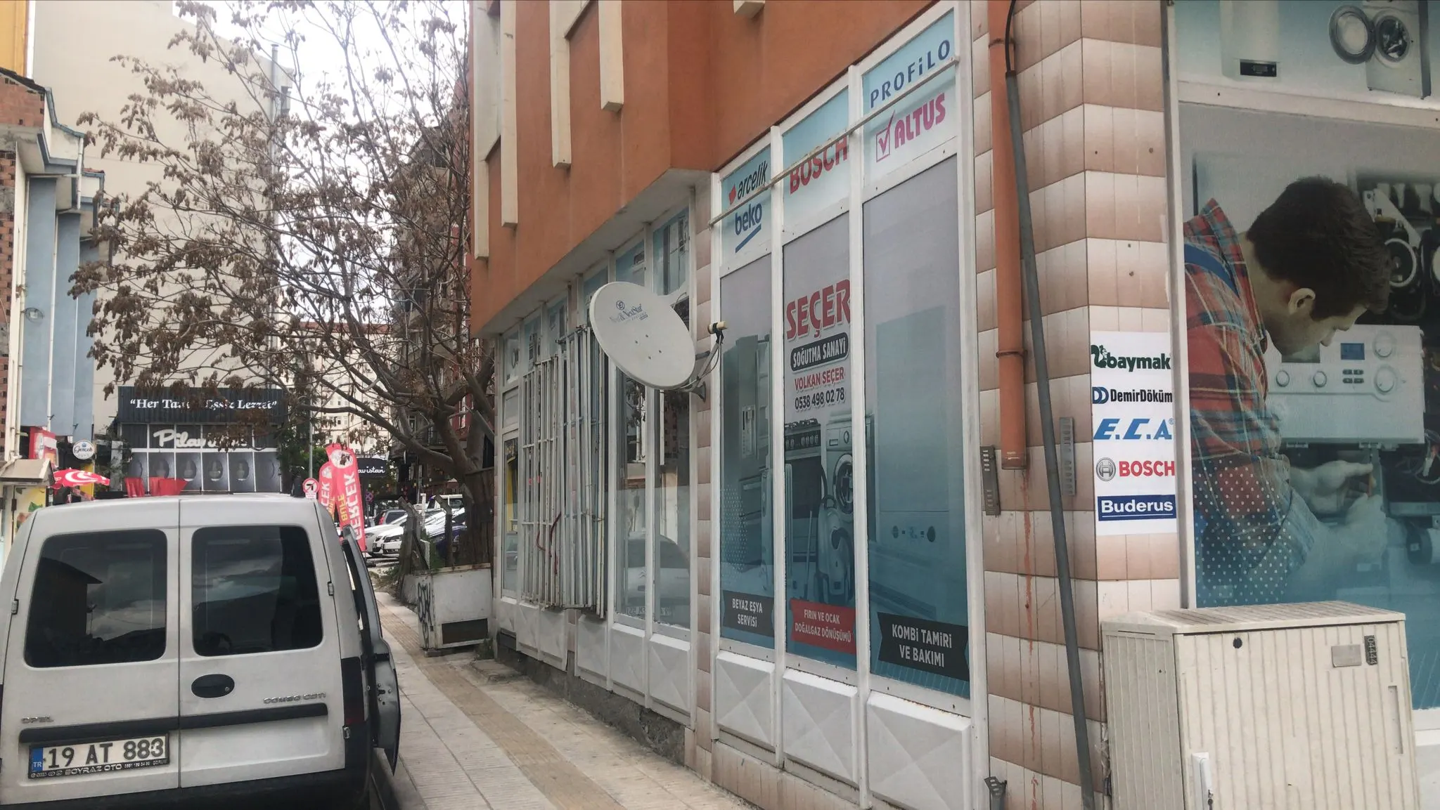Seçer Soğutma dükkanının vitrini, yandan görünüm